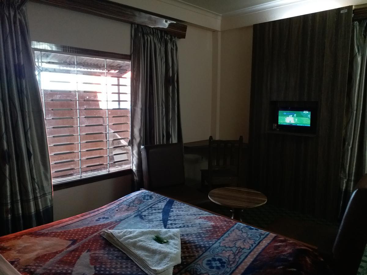 Hotel Marigold Pokhara Esterno foto